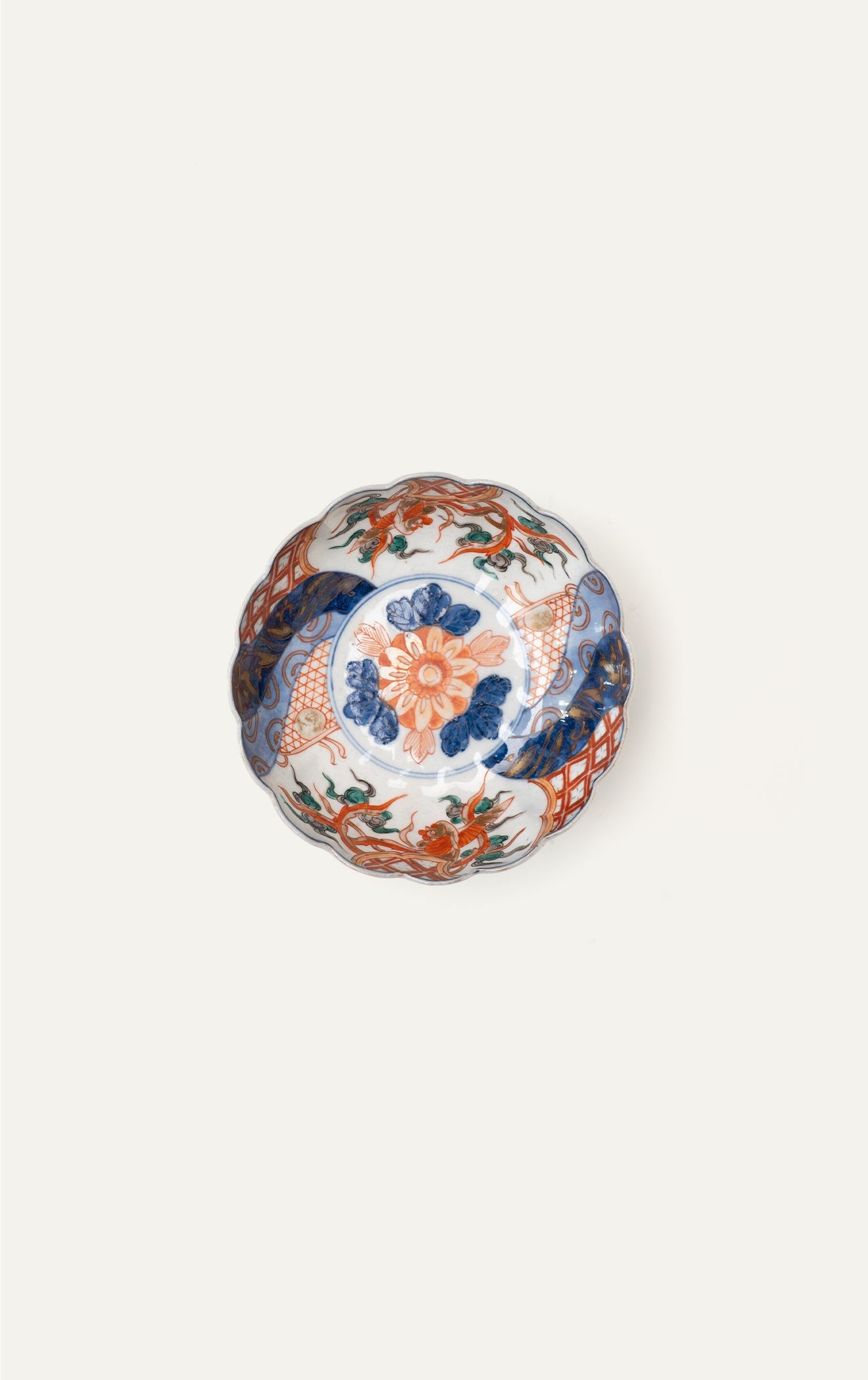 Antique Japanese Imari scalloped bowl with red lattice top view