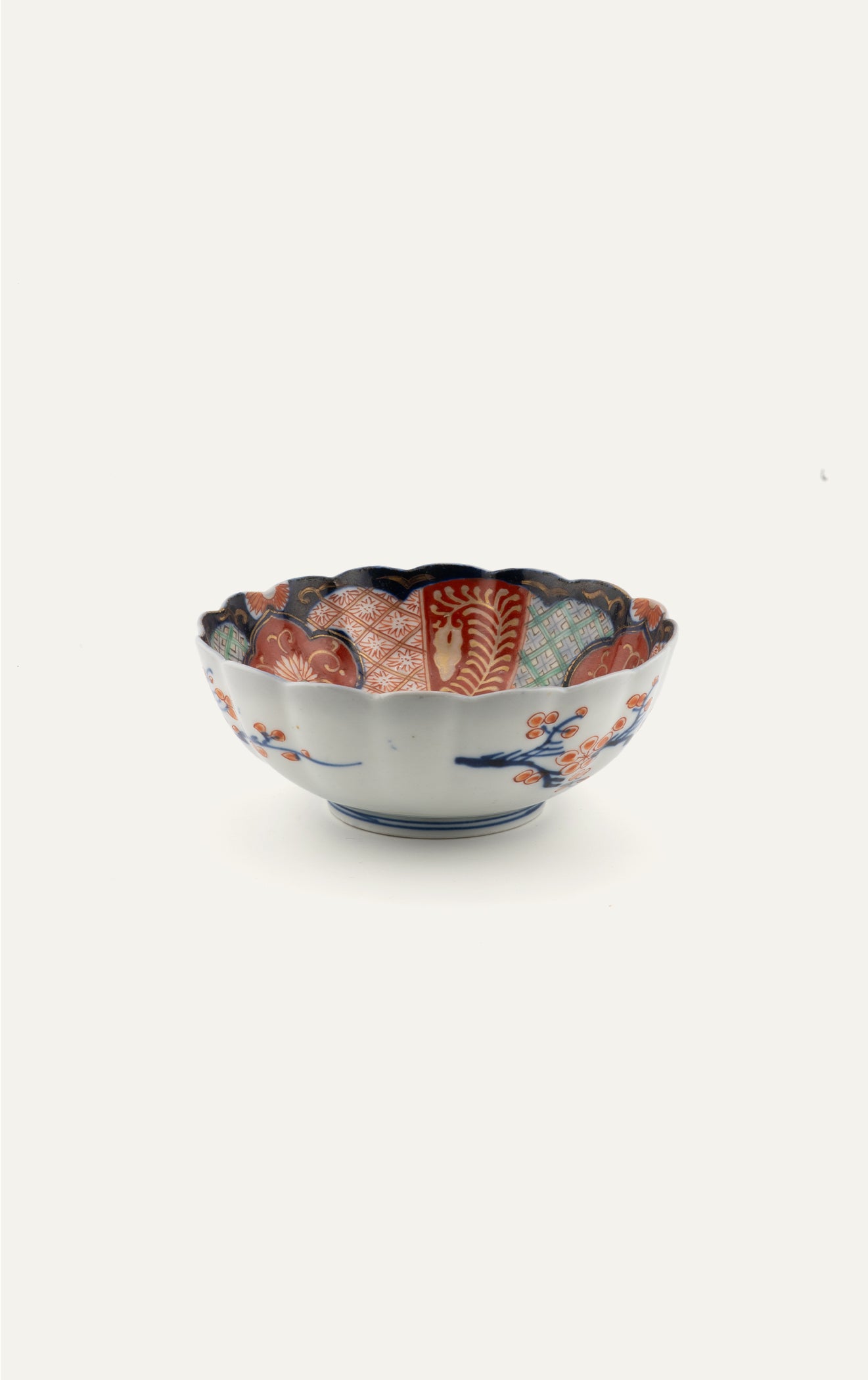 Antique Japanese Imari scalloped bowl side view