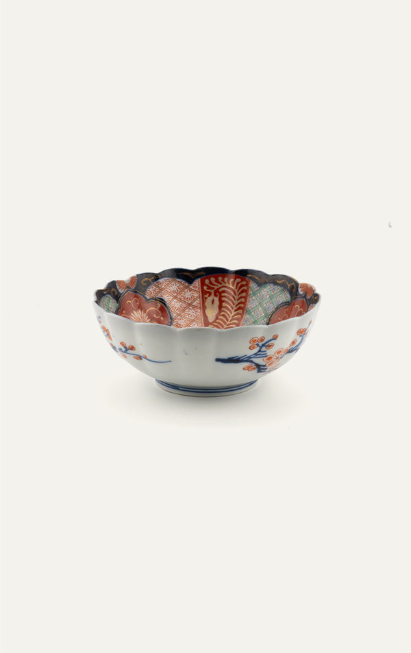 Antique Japanese Imari scalloped bowl side view